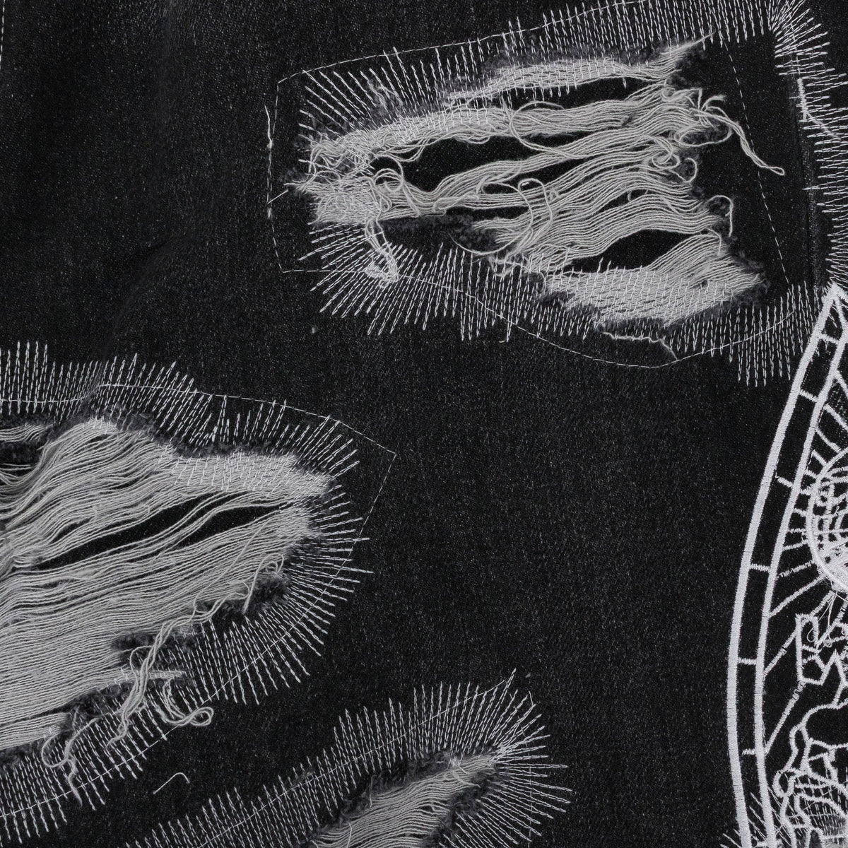 BLACK DARNING SIDE EMBROIDERY SHORTS